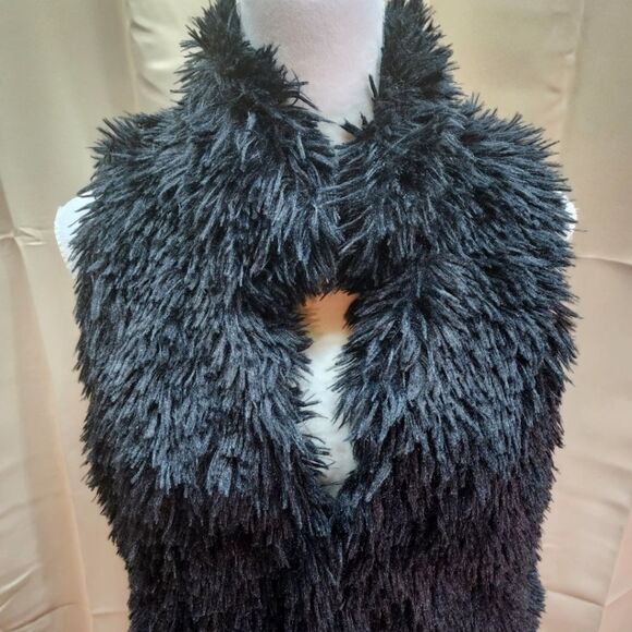Apt. 9 Black Faux Feather Fur Clasp Front Vest Jacket Fits Small and Medium - Picture 4 of 8
